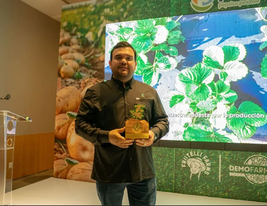 FIASA representative receiving the DemoFarm innovation award